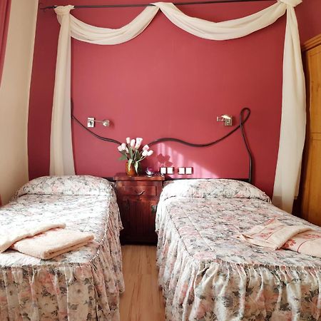 וייאדוליד Hostal De La Torre Hostal Economico מראה חיצוני תמונה