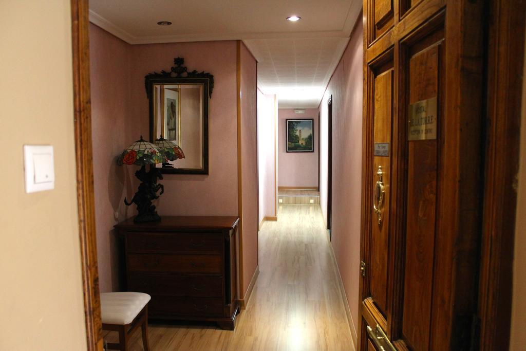 וייאדוליד Hostal De La Torre Hostal Economico מראה חיצוני תמונה
