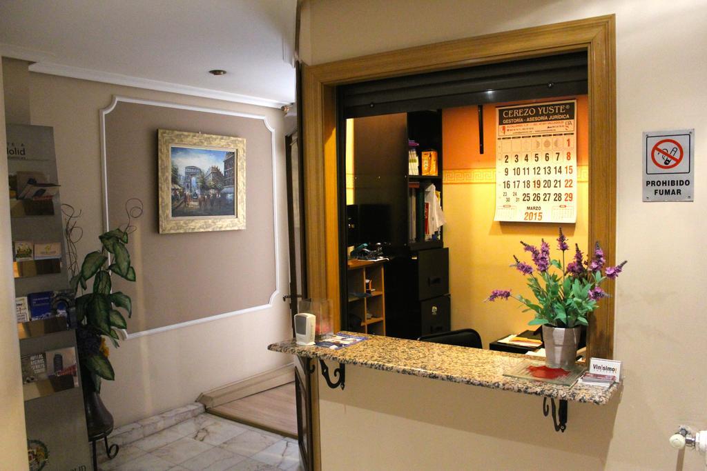 וייאדוליד Hostal De La Torre Hostal Economico מראה חיצוני תמונה