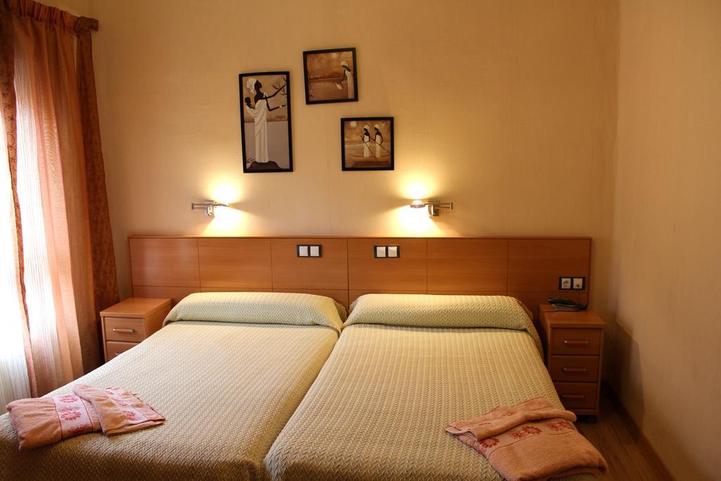 וייאדוליד Hostal De La Torre Hostal Economico חדר תמונה