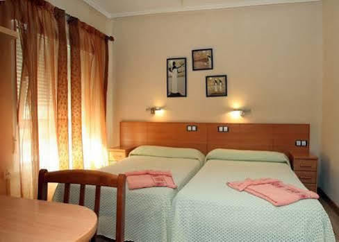 וייאדוליד Hostal De La Torre Hostal Economico מראה חיצוני תמונה