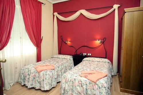 וייאדוליד Hostal De La Torre Hostal Economico מראה חיצוני תמונה