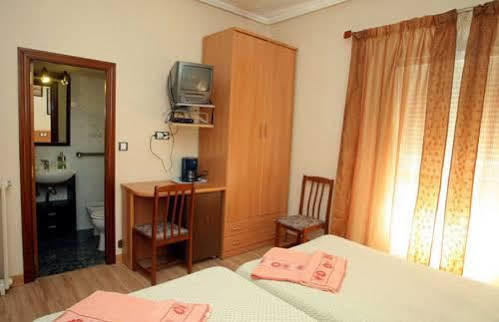 וייאדוליד Hostal De La Torre Hostal Economico מראה חיצוני תמונה