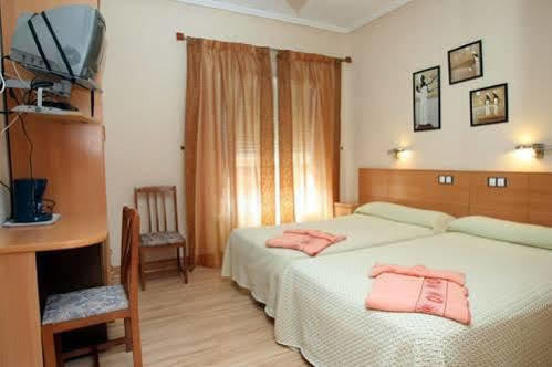 וייאדוליד Hostal De La Torre Hostal Economico מראה חיצוני תמונה