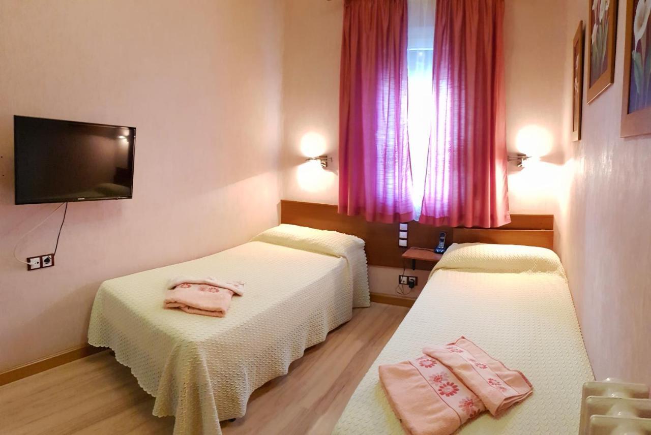 וייאדוליד Hostal De La Torre Hostal Economico מראה חיצוני תמונה