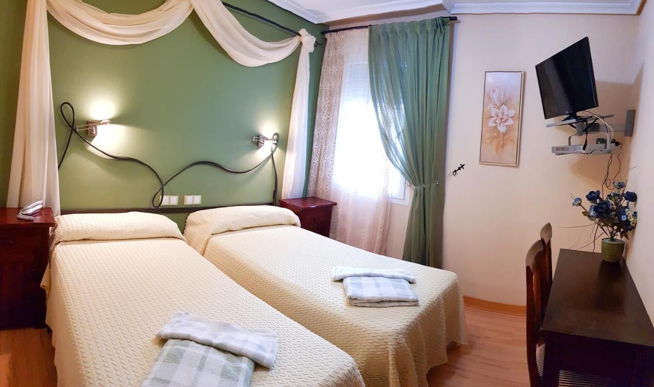 וייאדוליד Hostal De La Torre Hostal Economico מראה חיצוני תמונה